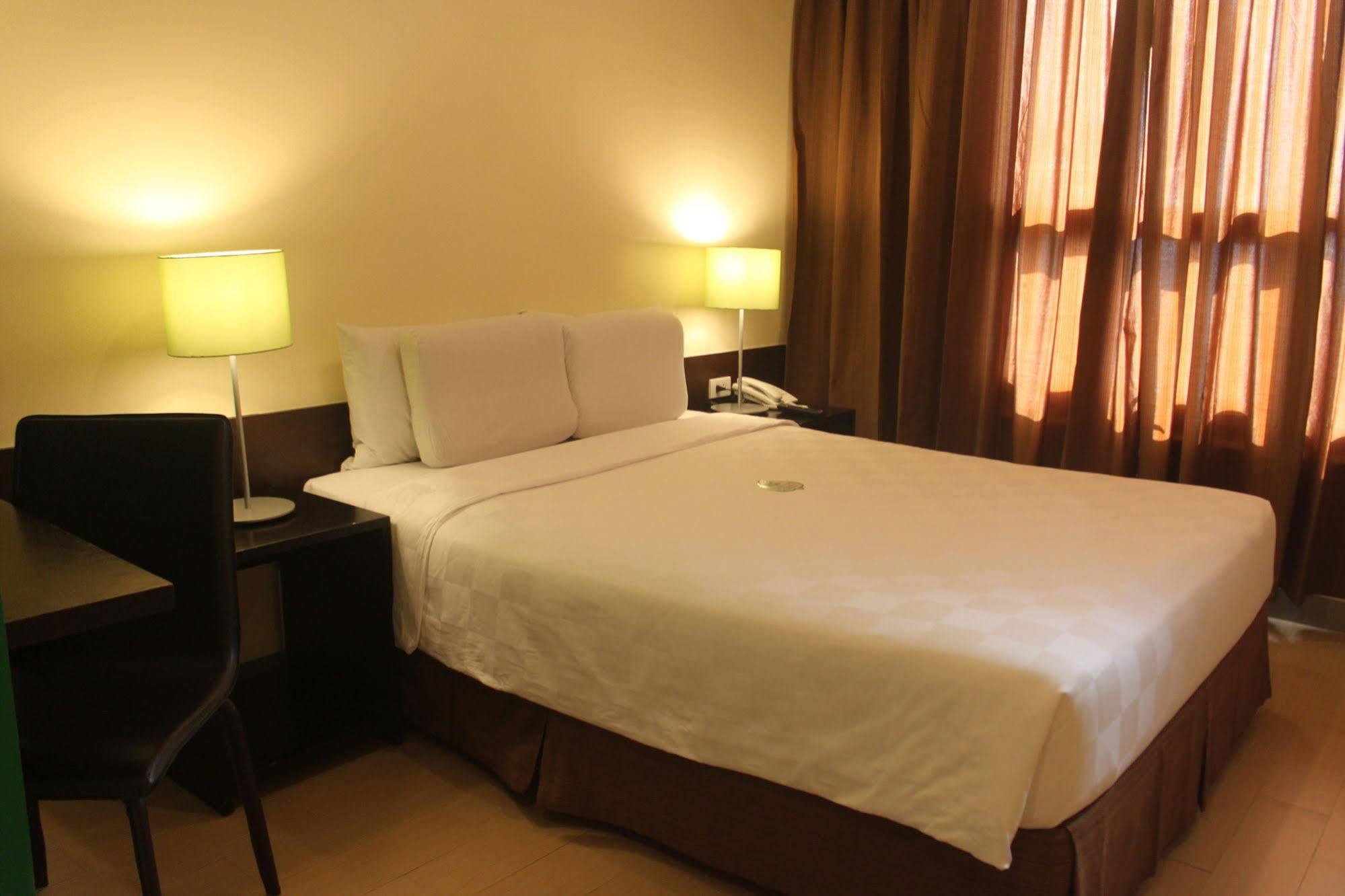 Go Hotels Plus Mandaluyong Exterior foto
